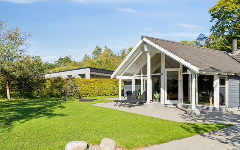 Solborg - 800M from the Sea: Haus, Zuhause, Tür, Dach, Hütte, Estate, Garten, Schatten, Abstellgleis, Garten