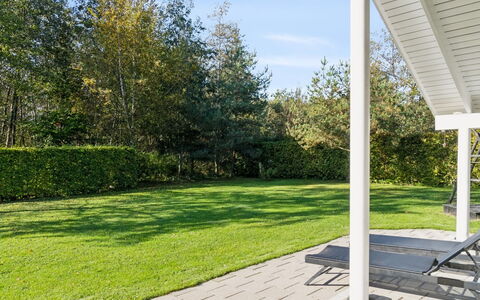 Solborg - 800M from the Sea: Haus, Zuhause, Tür, Dach, Hütte, Estate, Garten, Schatten, Abstellgleis, Garten