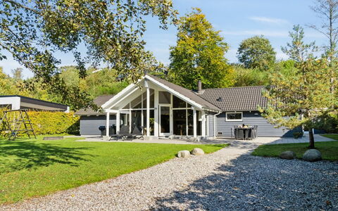 Solborg - 800M from the Sea: Haus, Zuhause, Tür, Dach, Hütte, Estate, Garten, Schatten, Abstellgleis, Garten