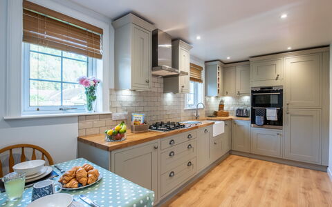 Jenkins Cottage: Countertop, Cabinetry, Möbel, Geschirr, Fenster, Sinken, Küche, Herd, Küchengerät, Schublade