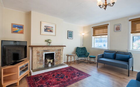 Jenkins Cottage: Möbel, Bilderrahmen, Azurblau, Holz, Interior Design, Fussboden, Flooring, Wohnzimmer, Laminatboden, Hartholz