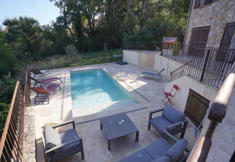 Lou Lann Vras: Schwimmbad, Gartenmöbel, Möbel, Verbundwerkstoff, Resort, Sonnenliege, Stuhl, Regenschirm, Flagstone, Schatten