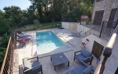 Lou Lann Vras: Schwimmbad, Gartenmöbel, Möbel, Verbundwerkstoff, Resort, Sonnenliege, Stuhl, Regenschirm, Flagstone, Schatten