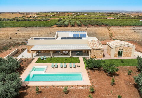 Cavial: Pflanze, Himmel, Eigentum, Gebäude, Fenster, Schwimmbad, Grundstueck, Haus, Baum, Rechteck