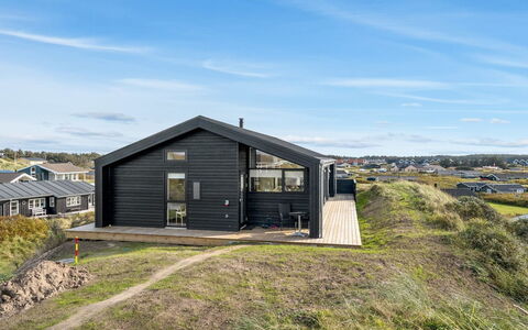 Odeta - 150M from the Sea: Möbel, Interior Design, Flooring, Fussboden, Decke, Zimmer, Stuhl, Tabelle, Wohnung, Küche & Esszimmer Tisch