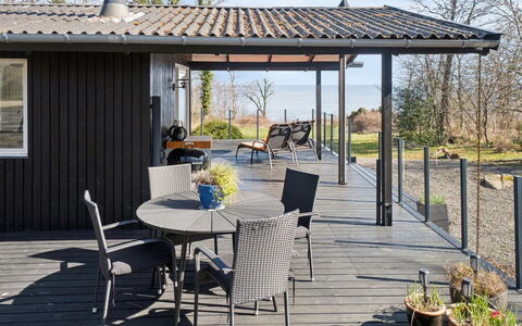 Caren - 75M from the Sea: Möbel, Interior Design, Flooring, Fussboden, Decke, Zimmer, Stuhl, Tabelle, Wohnung, Küche & Esszimmer Tisch