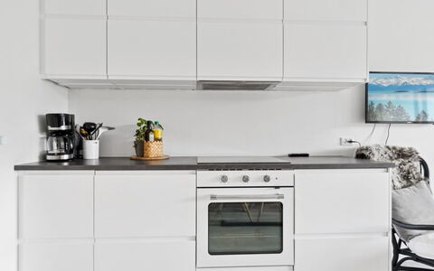 Jesper - 350M from the Sea: Küchengerät, Küche, Countertop, Cabinetry, Flooring, Major Appliance, Möbel, Haushaltsgerät, Interior Design, Fussboden