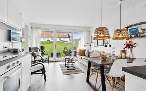 Jesper - 350M from the Sea: Möbel, Interior Design, Holz, Flooring, Zuhause, Fussboden, Decke, Stuhl, Tabelle, Wohnzimmer