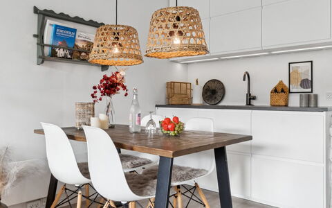 Jesper - 350M from the Sea: Möbel, Interior Design, Flooring, Holz, Light Fixture, Küche & Esszimmer Tisch, Stuhl, Tabelle, Decke, Esszimmer