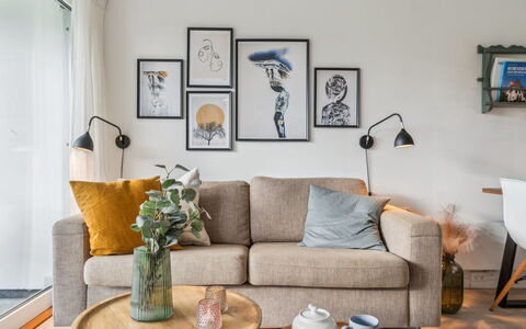 Jesper - 350M from the Sea: Möbel, Interior Design, Couch, Wand, Flooring, Wohnzimmer, Holz, Zimmer, Bilderrahmen, Zuhause