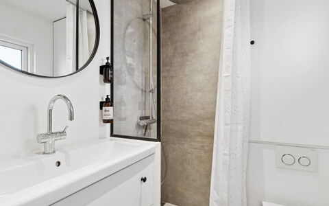 Jesper - 350M from the Sea: Wand, Badezimmer, Armatur, Flooring, Interior Design, Fussboden, Spiegel, Installation, Zapfhahn, Zimmer