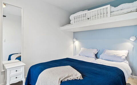 Jesper - 350M from the Sea: Bett, Möbel, Bedding, Schlafzimmer, Interior Design, Bettdecke, Fussboden, Wand, Flooring, Linens