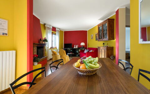 Bellavista Tuscany Apartment Panoramic Terrace: Tabelle, Möbel, Eigentum, Essen, Stuhl, Geschirr, Holz, Interior Design, Flooring, Fussboden