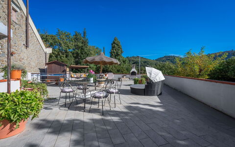 Bellavista Tuscany Apartment Panoramic Terrace: Himmel, Pflanze, Tabelle, Gebäude, Blumentopf, Strassenbelag, Stuhl, Urban Design, Baum, Schatten