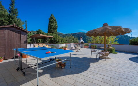 Bellavista Tuscany Apartment Panoramic Terrace: Himmel, Tabelle, Pflanze, Gartenmöbel, Schatten, Baum, Gebäude, Freizeit, Landschaft, Schwimmbad