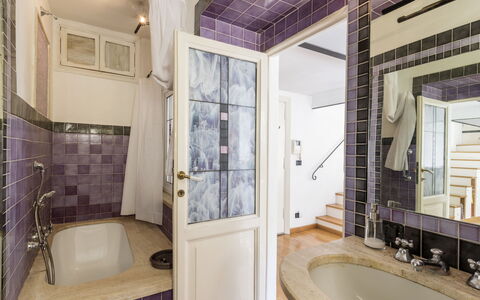Marsicum: Badewanne, Armatur, Eigentum, Zapfhahn, Badezimmer, Lila, Dusche, Interior Design, Fussboden