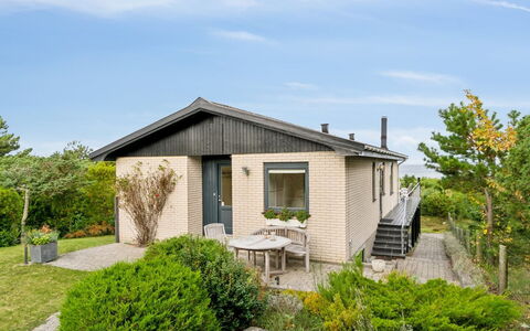 Kaleva - 100M from the Sea: Möbel, Interior Design, Flooring, Fussboden, Decke, Zimmer, Stuhl, Tabelle, Wohnung, Küche & Esszimmer Tisch