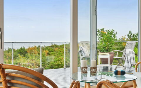 Kaleva - 100M from the Sea: Möbel, Interior Design, Flooring, Fussboden, Decke, Zimmer, Stuhl, Tabelle, Wohnung, Küche & Esszimmer Tisch