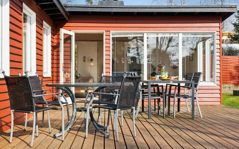 Salka - 200M to the Fjord: Möbel, Interior Design, Flooring, Fussboden, Decke, Zimmer, Stuhl, Tabelle, Wohnung, Küche & Esszimmer Tisch