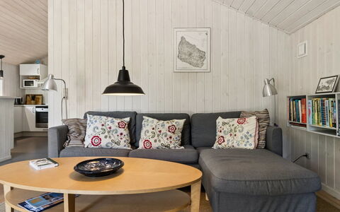 Aimo - 300M from the Sea: Möbel, Interior Design, Flooring, Holz, Decke, Fussboden, Couch, Wohnzimmer, Zimmer, Light Fixture