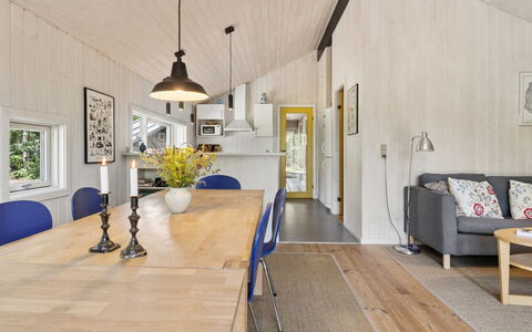 Aimo - 300M from the Sea: Holz, Decke, Flooring, Interior Design, Fussboden, Zimmer, Holzboden, Hartholz, Wohnzimmer, Light Fixture