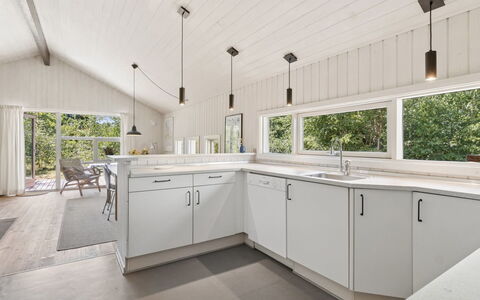 Aimo - 300M from the Sea: Küche, Countertop, Flooring, Interior Design, Holz, Decke, Fussboden, Sinken, Cabinetry, Light Fixture