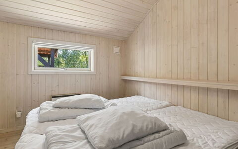 Aimo - 300M from the Sea: Schlafzimmer, Holz, Flooring, Fussboden, Bett, Decke, Bettdecke, Interior Design, Bedding, Zimmer