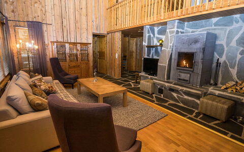 Villa Kajo: Holz, Zuhause, Decke, Wohnzimmer, Couch, Hütte, Hartholz, Holzbeize, Blockhaus