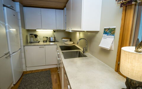 Villa Kajo: Küche, Countertop, Küchengerät, Flooring, Spüle, Major Appliance, Interior Design, Cabinetry, Möbel, Holz