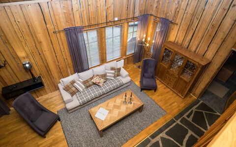 Villa Kajo: Flooring, Interior Design, Fussboden, Möbel, Holz, Couch, Wohnzimmer, Holzboden, Decke, Zimmer