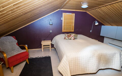 Villa Kajo: Schlafzimmer, Bett, Interior Design, Fussboden, Holz, Decke, Flooring, Möbel, Bettdecke, Bedding