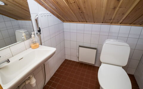 Villa Kajo: Badezimmer, Armatur, Bad Sink, Flooring, Sinken, Fussboden, Toilleten Sitz, Toilette, Holz, Zapfhahn