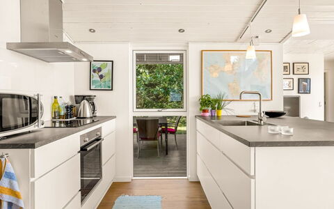 Veetrikki - 350M from the Sea: Küche, Küchengerät, Countertop, Flooring, Interior Design, Möbel, Major Appliance, Cabinetry, Holz, Fussboden