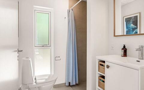 Veetrikki - 350M from the Sea: Interior Design, Flooring, Fussboden, Armatur, Wand, Badezimmer, Toilette, Bad Sink, Sinken, Badezimmerschrank