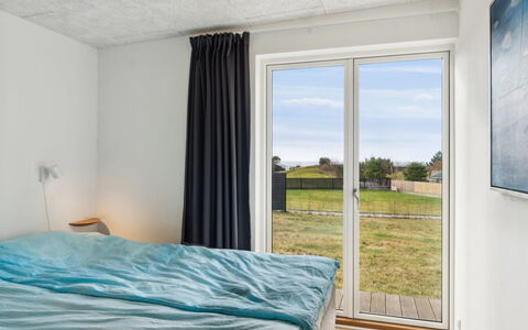 Veetrikki - 350M from the Sea: Schlafzimmer, Hartholz, Holzbeize, Bett, Bedding, Daylighting, Bettdecke