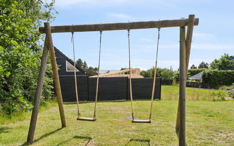 Veetrikki - 350M from the Sea: Schwingen, Holz, Spielmittel, Grundstueck, Einfach, Spielplatz, Schatten, Park, Garten, Rasen
