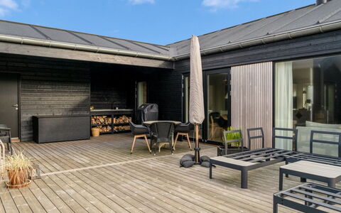Thorfin - 300M from the Sea: Möbel, Interior Design, Wohnung, Flooring, Fussboden, Tabelle, Stuhl, Zimmer, Zuhause, Küche & Esszimmer Tisch