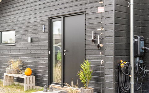 Thorfin - 300M from the Sea: Möbel, Interior Design, Wohnung, Flooring, Fussboden, Tabelle, Stuhl, Zimmer, Zuhause, Küche & Esszimmer Tisch