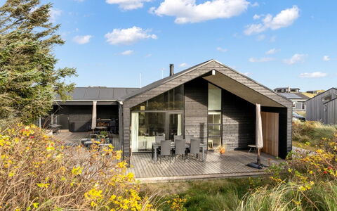 Thorfin - 300M from the Sea: Möbel, Interior Design, Wohnung, Flooring, Fussboden, Tabelle, Stuhl, Zimmer, Zuhause, Küche & Esszimmer Tisch