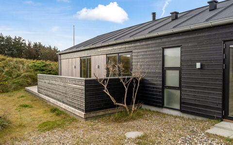 Thorfin - 300M from the Sea: Möbel, Interior Design, Wohnung, Flooring, Fussboden, Tabelle, Stuhl, Zimmer, Zuhause, Küche & Esszimmer Tisch