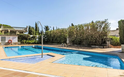 Nadia: Wasser, Himmel, Eigentum, Schwimmbad, Pflanze, Azurblau, Rechteck, Baum, Schatten, Gras