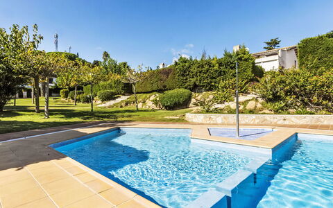 Nadia: Wasser, Pflanze, Schwimmbad, Himmel, Azurblau, Baum, Rechteck, Gras, Schatten, Freizeit