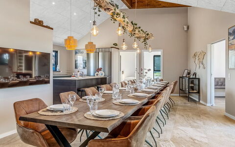 Sönke - 4Km from the Sea: Möbel, Interior Design, Flooring, Holz, Decke, Light Fixture, Küche & Esszimmer Tisch, Tabelle, Esszimmer, Leuchter