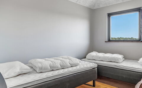 Sönke - 4Km from the Sea: Schlafzimmer, Bett, Bettdecke, Bedding, Fussboden, Decke, Flooring, Bettrahmen, Interior Design, Linens