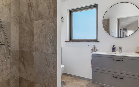 Sönke - 4Km from the Sea: Flooring, Armatur, Wand, Fussboden, Badezimmer, Interior Design, Badezimmerschrank, Bad Sink, Zapfhahn, Installation
