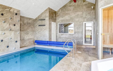 Sönke - 4Km from the Sea: Schwimmbad, Flooring, Fussboden, Verbundwerkstoff, Decke, Resort, Holzbeize, Hotel, Fliese, Daylighting