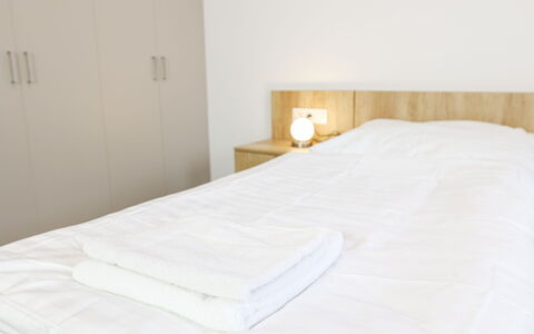 Bozi Dar 300: Bett, Möbel, Schlafzimmer, Flooring, Fussboden, Bedding, Bettdecke, Holz, Interior Design, Linens