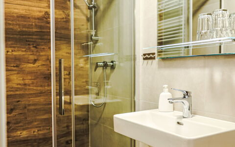 Bozi Dar 300: Flooring, Wand, Fussboden, Armatur, Interior Design, Badezimmer, Holz, Installation, Bad Sink, Sinken