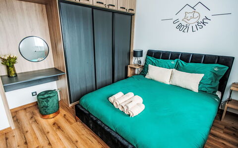 U Boží Lišky: Pflanze, Möbel, Tabelle, Gebäude, Himmel, Stuhl, Wolke, Schatten, Fenster, Holz