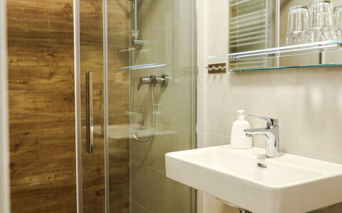 Bozi Dar 300: Flooring, Wand, Fussboden, Armatur, Badezimmer, Interior Design, Holz, Toilette, Installation, Bad Sink